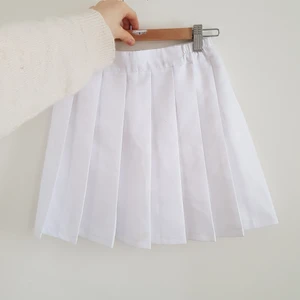 Vit veckad kjol - är i nyskick, endast använd ca 1-2 ggr. Har dragkedja och en liten bit resår baktill. Har inga fläckar och är som ny 🌻🤗 ... Finns artikeln kvar så finns varan kvar, frakt tillkommer...