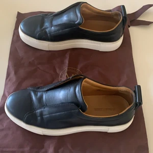 Malenebirger sneakers  - Använda endast 3 gånger men tyvärr så har dom blivit ”veckade” där framåt, men ni kanske vet hur man får bort det. Annars jättefina svarta sneakers i storlek 37 ifrån Malene Birger. Inköpta 2019 för ungefär 1000-2000kr jag vet inte exakt. Frakt ingår i priset. 