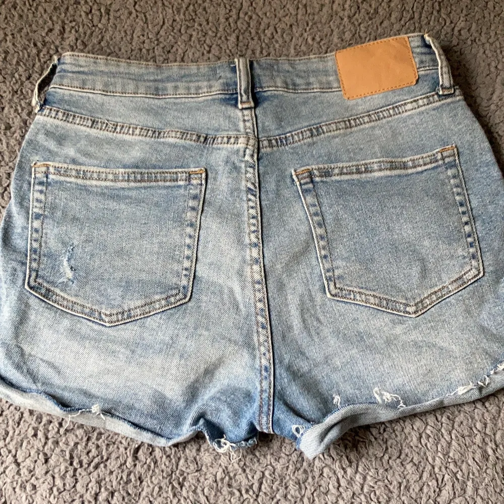Jag säljer ett par Ripped Jeans Shorts i storlek 38 från H&M. Dem köptes i somras men är använda en eller två gånger. Dem är i bra skick och ser ut som dem gjorde när dem var nyköpta. Skriv i kommentarsfältet vid intresse! 🤍Kram. Shorts.