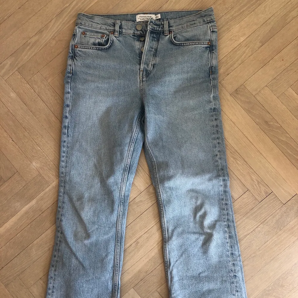 Croppade jeans i något utsvängd modell. Mycket bra skick!. Jeans & Byxor.