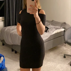 Klänning - En klänning i svart som har ”hål” vid axlarna. Jätteskön 