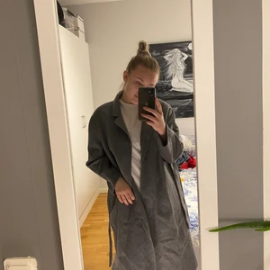 Mango - Supersnygg kappa från mango, använd max 3 ggr & köptes för 1300 för ca 1 årsen. Skriv för fler bilder eller vid frågor<3