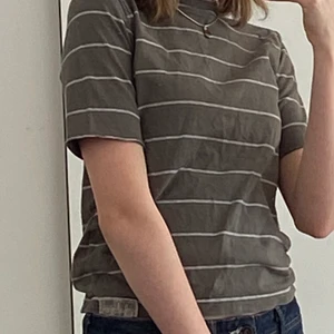 Swag t-shirt - Randig grön t-shirt jag själv klippt av ärmarna på (det var en långärmad) den är i storlek xs och mycket bra skick utan fläckar!