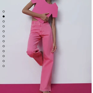Zara jeans  - Säljer dessa populära rosa zara jeans. Prislapp kvar och aldrig använda, har inte kunnat returnera. Om fler blir intresserade, blir det budgivning.