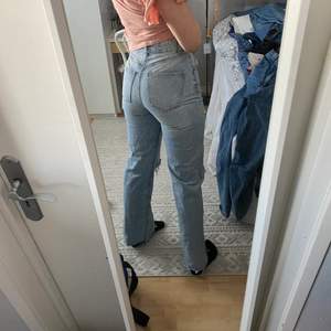 Jeans från Zara i cropped modell som sitter som en smäck. Tyvärr är de lite för korta på mig är 177 så passar nog någon under 172. (Bara använda 2 gånger)