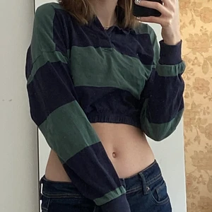 Långärmad croptop - En superfin tröja från Urban outfitters med tjocka gröna och blå ränder. Den är i storlek xs och som ny, använd endast ett fåtal gånger:)