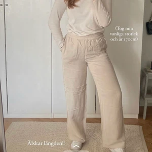 Linne byxor - Funderar på att sälja dessa, fick hem dom igår men vet inte vad jag tycker💕 de är helt nya och prislappar finns kvar! Nypris 199 och helt slutsåld