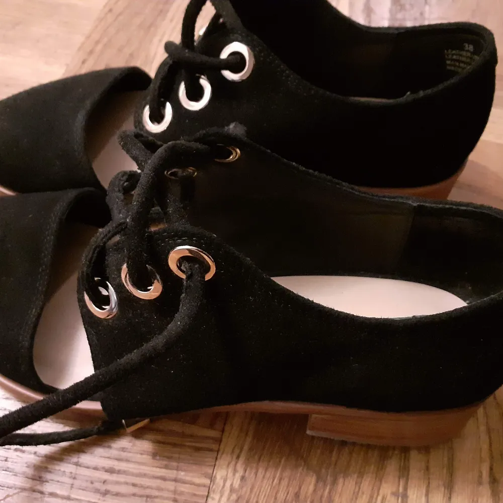 Black loafers från Mi Piaci. Styligt for vår, sommar och höst väder . Skor.