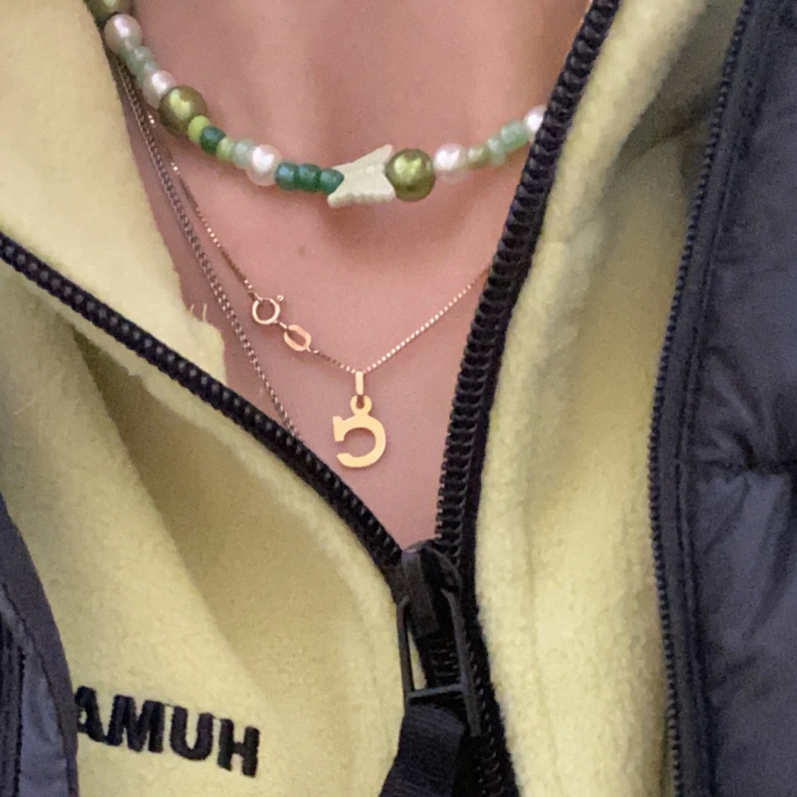 grönt halsband med fjäril