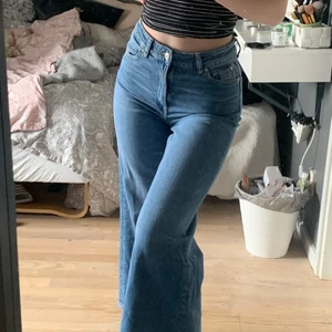 jeans storlek 34 - Ett par Wide High waist jeans, Aldrig använt lite för små för mig. Annars sugen sköna. De är de priset de står + frakt 