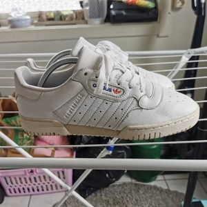 Adidas powerphase White EU42  - Hej, säljer mina powerphases då dom blev för små, dem är i väldigt bra skick, dom sitter lite tajt så jag skulle nog säga att dem passar 41.5 också eller någon med 42 som har smalare fötter. Sulan inuti är fortfarande lika fin och fräsch! 