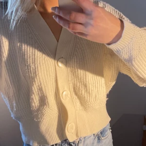 Other Stories kofta i storlek S - Gullig och stilren kofta i en krämvit färg. Är i storlek Small. Väldigt välanvänd i sådär skick, vilket går att se på bilderna.