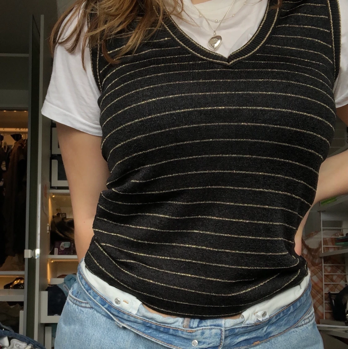 Svart stickad väst med gulddetaljer - 90