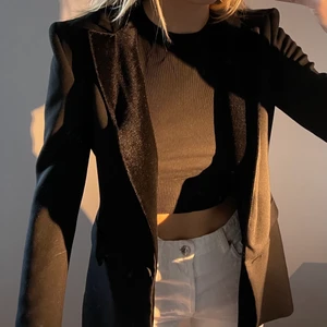 Zara kavaj i storlek M - Snygg och stilren svart kavaj med sammetdetalj på kragen. Använd en gång, alltså mycket bra skick. I storlek M så blir lite oversized men sitter snyggt till figuren ändå.