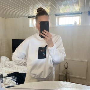Sweatshirt  - Vit overziced sweatshirt med tryck. Använd fåtal gånger. Köparen står för frakt (66kr) 