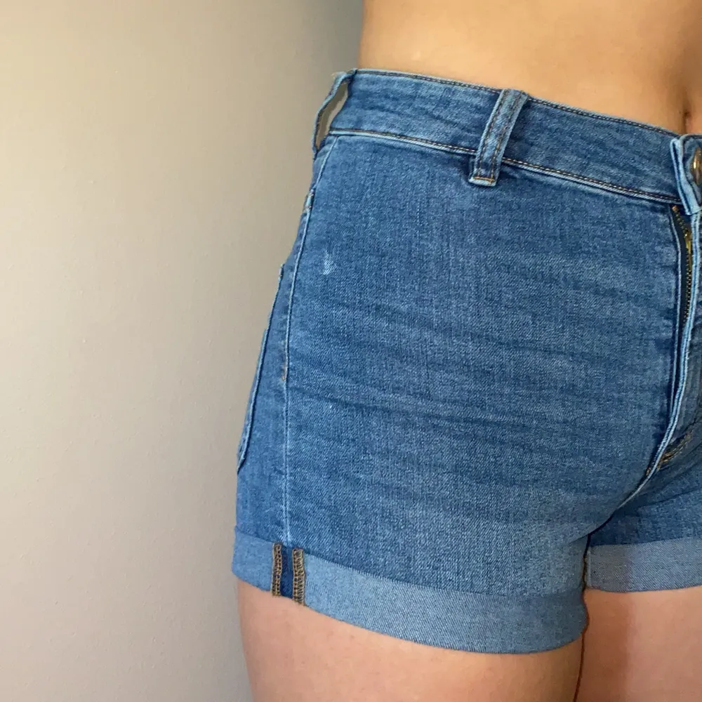 Blåa jeansshorts från H&M. Modellen är 160. . Shorts.