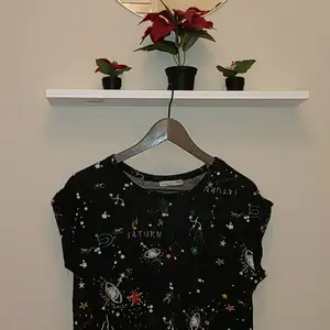 EN VÄLDIGT FINT !!! tröja från Zara. Det här ett fint galaxy målning som försätter till baksidan 🤗❣🌌🌠. Har använd den ca 5 gånger, och är i bra skikt ! 