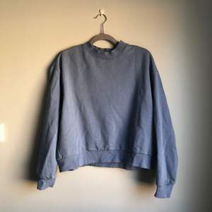 Sweatshirt från weekday i en himmelsblå nyans. Använd väldigt sällan, nyskick. Storlek S men lite oversize. 
