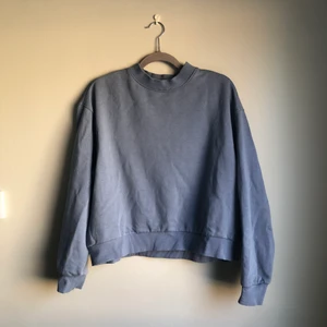 Weekday sweatshirt - Sweatshirt från weekday i en himmelsblå nyans. Använd väldigt sällan, nyskick. Storlek S men lite oversize. 