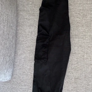 Cargobyxor petite-36 - Tunna cargobyxor från missguided. Petite/Korta byxor, fickor på sidorna, resor nertill. Inga fickor bak men fram. Köparen betalar frakt