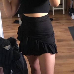 Nelly Kjol - Minikjol från Nelly utan några defekter, säljer för att den blivit för liten för mig. Bilderna är något äldre. 170kr + frakt. Storlek S  