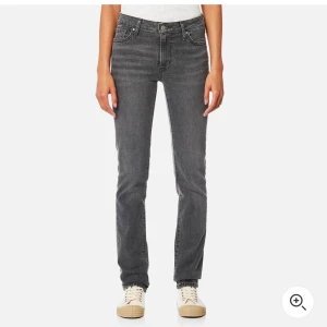 Levis premium jeans i strlk 28❤️❤️❤️ - Premiumjeans från Levis i nyskick. Säljer pga för stora❤️❤️❤️❤️ nypris ligger på 900kr🥰