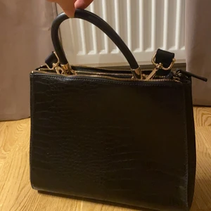 Handväska - Handväska från hm i krokodil print, aldrig använd. Rymmer mycket och har många fack. Nypris 400. Säljaren betalar frakten