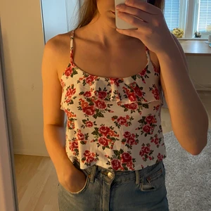 Linne strl XS - Säljer detta supersöta linne i strl XS, då det är för litet för mig💞 Väldigt bra skick💖