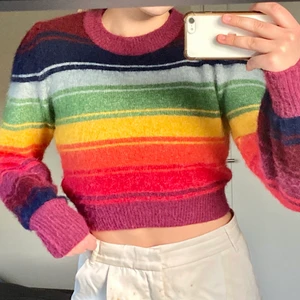 Stickad  - Härlig färglad stickad topp från Zara☺️ helt i nyskick med lappen kvar tyvärr köpt i fel storlek. Storlek S, säljer för 100 + frakt💕