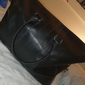 KARL LAGERFELD  - Weekendbag som är stor och rymlig.
