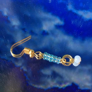 Örhängen  - Går att få silver istället för guld och grönt istället för blått, kunden står för frakten 