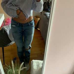 Lågmidjade jeans ifrån Levis - Lågmidjade jeans från Levis! Häftiga byxor med många olika färger ❤️ Jag är 175 