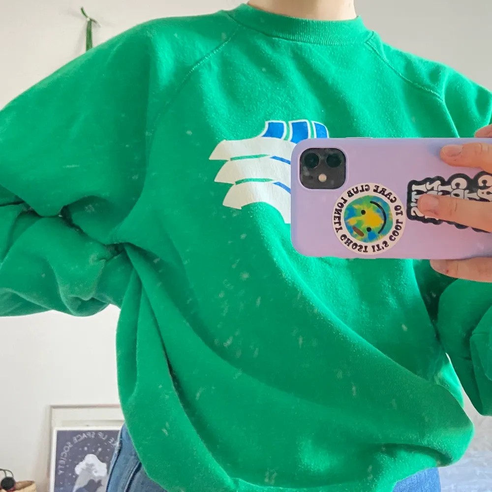 Min ärtgröna sweatshirt behöver ett nytt hem!! 💚. Tröjor & Koftor.