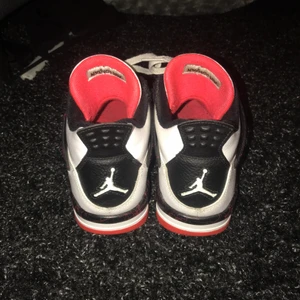 Jordan Air 4 Flight Nostalgia - Säljer mina Jordans då dom är för små för mig nu. Dom är använda vilket kan synas på nära håll men inte när du har dom på dig. Riktigt fina skor men vi kan disktutera priset då det är några enstaka slitningar på dom. Storlek 38! 