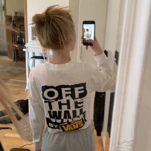 Vans tröja med text på ryggen - Skit snygg tröja från vana som tyvärr inte är min stil längre.