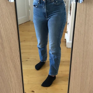 Blåa jeans - Jeans i bra skick från hm. Säljer då de ej kommer till användning. Storlek 36 men passar även mig som vanligtvis har 34, en aning stora i midjan dock. Hör gärna av er för mer frågor/bilder☺️