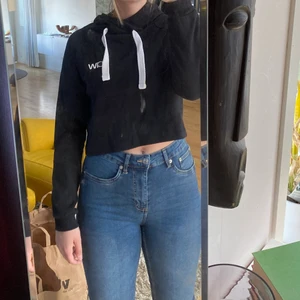 Träningshoodie  - Kort träningshoodie från Intersport, är lite liten för mig så därför säljer jag den. Kan mötas upp i Mjölby, annars står köparen för frakt😊