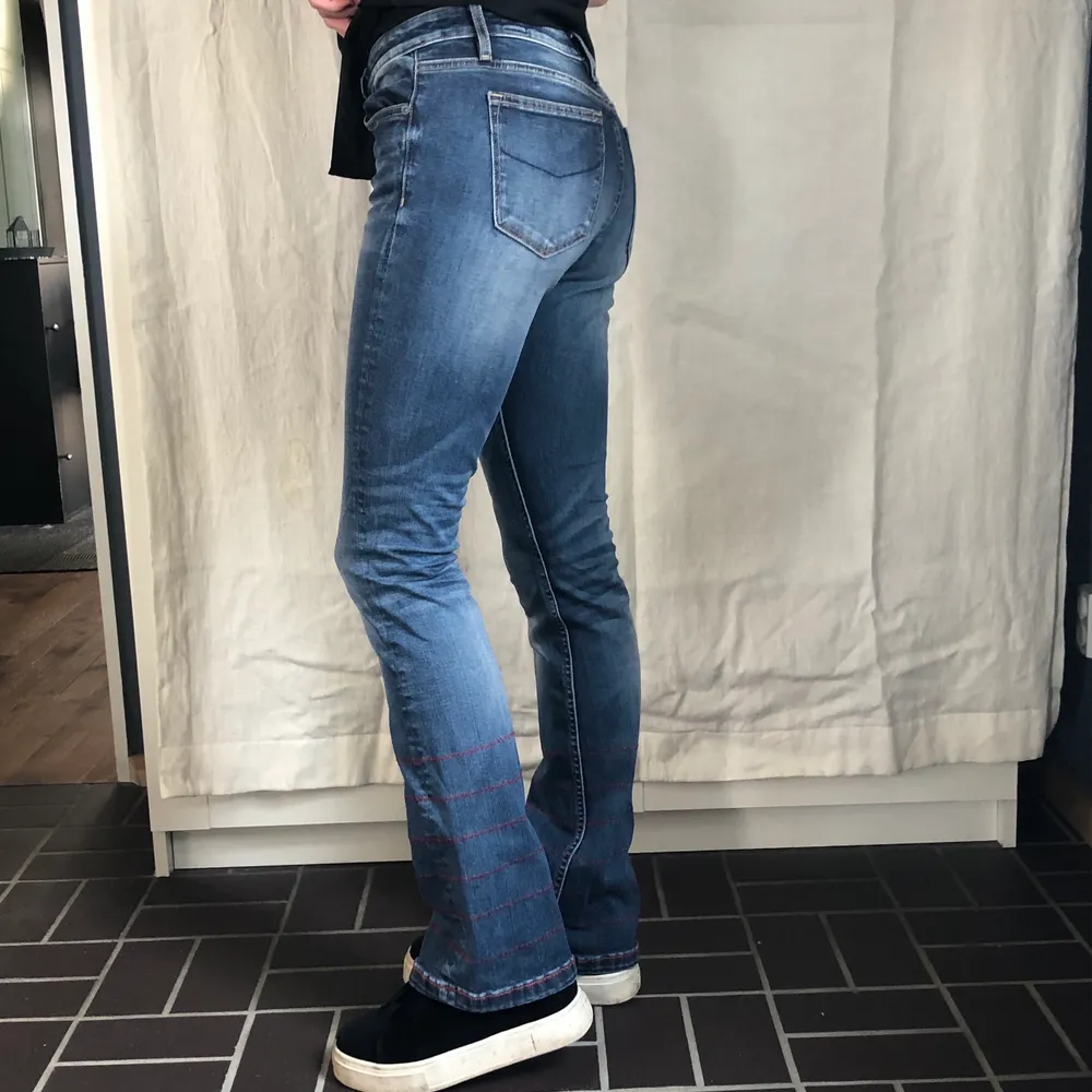 Blå bootcut jeans med påsydda röda ränder. Toppenskick<3. Jeans & Byxor.
