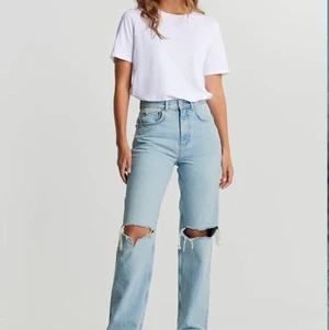 Gina jeans med hål  - Säljer dessa populära Gina jeans med hål.Kommer inte till användning stl 32.