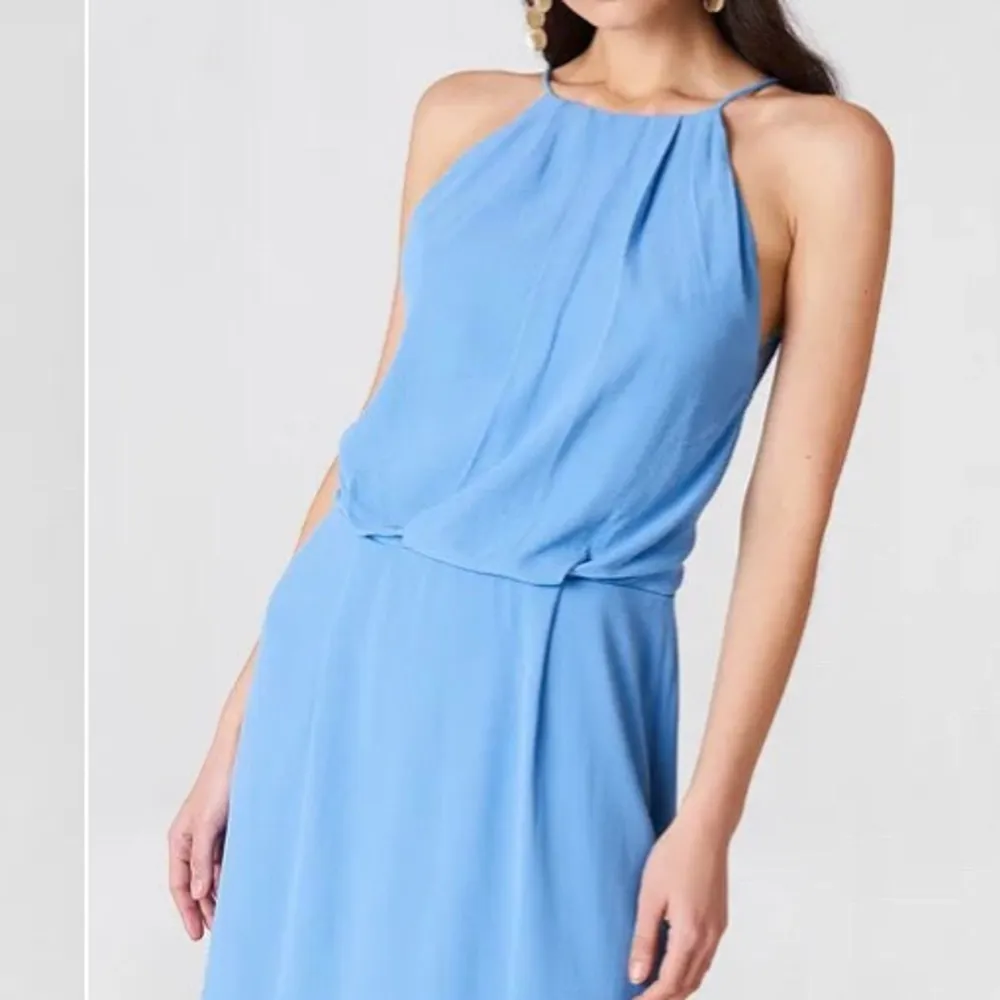 Superfin blå klänning från samsoe samsoe i storlek xs 💗köpt 2018 och endast använd en gång. Nypris 2018 1200kr, säljes för 500kr💗fraktar endast. Klänningar.