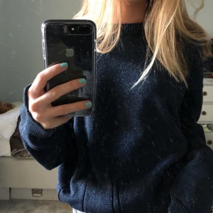 stickadtröja⭐️ - Marinblå stickadtröja med lite glitter från andotherstories. Superskön och knappt använd. Kan mötas och fraktar 💞