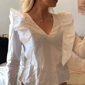 Vit skjorta🤍🌾 - Vit skjorta med volang, i ny skick!