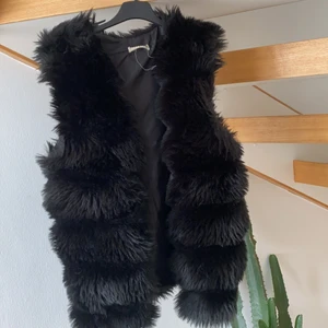 Päls väst - Fake päls, storlek M/L men passar S