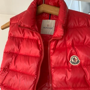 Moncler väst - Moncler väst i fint skick storlek 3:) kvitto finns, den tecknade bilden inuti är bortsprätt, den har jag också hemma. Högsta bud just nu: 2200 