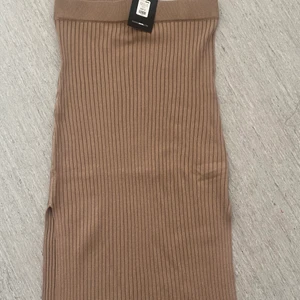 Fashionnova - Fin ribbad medellång tajt kjol. Perfekt nu till sommaren, priset kommer vi överens om. Vid frågor kontakta mig privat. Storlek S passar även M