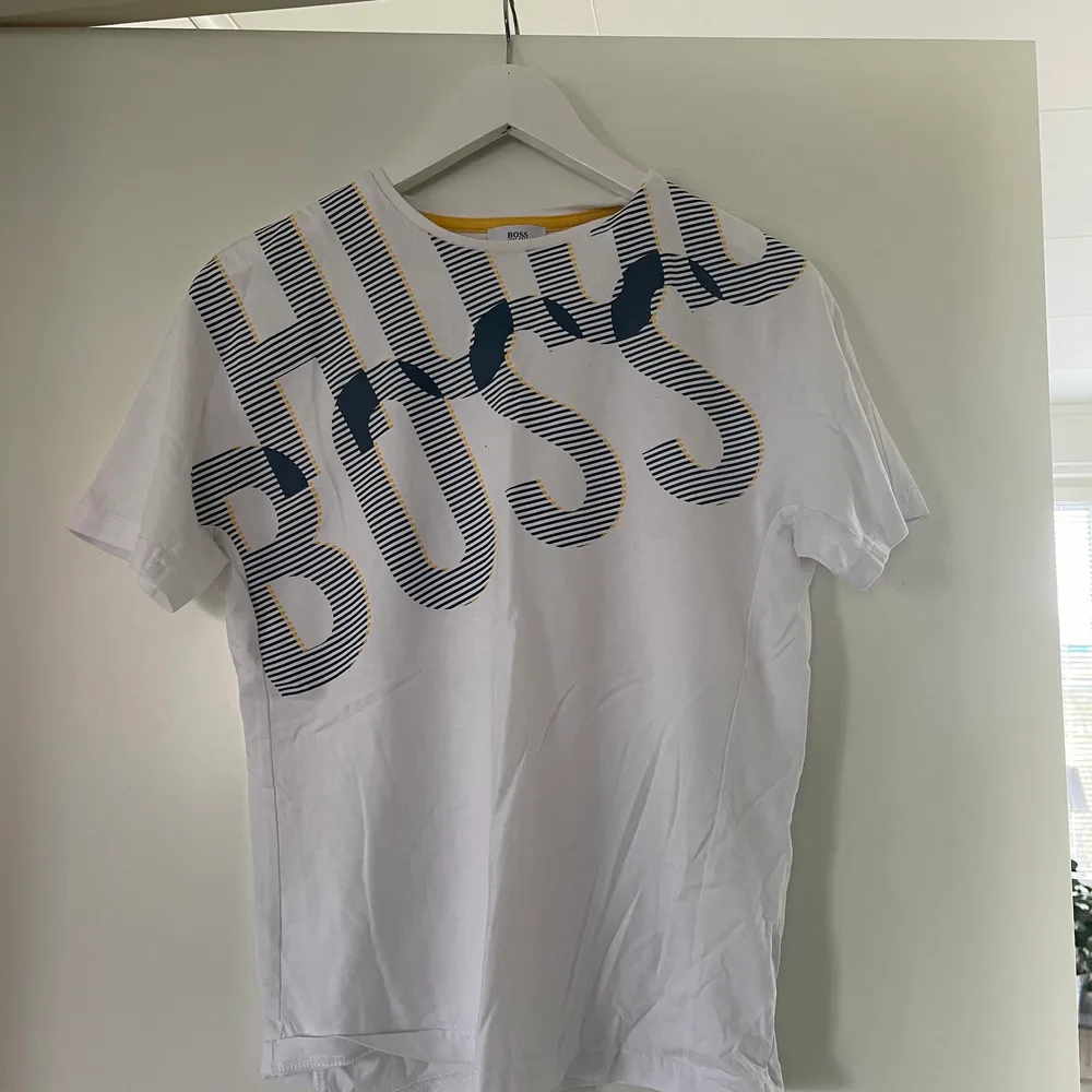 Hugo boss t-shirt i storlek Xs/S. Superfin och som helt ny! . T-shirts.