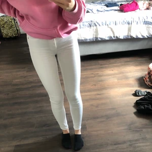 Molly jeans från Gina Tricot - Helt vanliga Molly jeans ifrån Gina Tricot. Super sköna och bara använda ett fåtal gånger då jag tycker om mer högmidjade byxor. Dessa slutar precis under naveln på mig som är 1,66. Tror de är i XS men passar mig perfekt som är en S. Inte så genomskinliga som många vita byxor kan vara.   Nypris: 300  Undrar du något kolla profilen eller kika in i chatten😊
