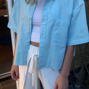 Kort skjorta - Kortärmad skjorta som är klippt av längst ner i världens finaste blåa färg. Köpt secondhand☺️