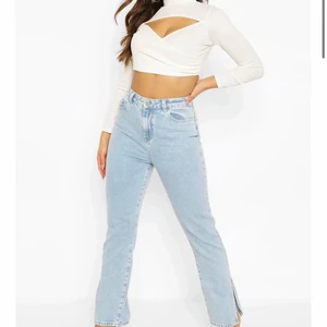 Jeans med slits  - Ett par raka jeans med slits längst nere. Är i storlek 38 men passar även 36. Helt oanvända med prislapp kvar då jag råka beställa två styckna. Buda gärna 