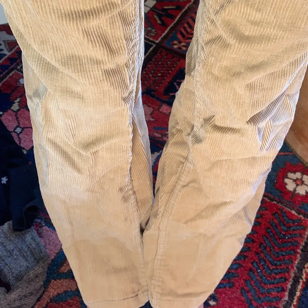 Coola manchesterbrallor från wrangler! Säljer pga använder för sällan! Jag är vanligtvis xs-s och de sitter bra på mig, aningen långa! Midwaist❤️. Jeans & Byxor.